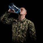 soldado bebiendo agua