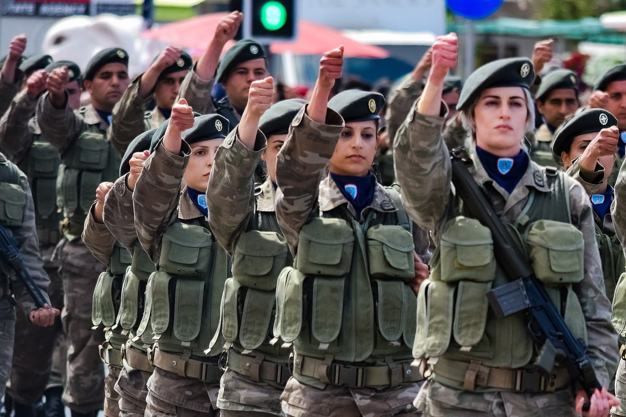 La Evolución del Rol de la Mujer en el Ámbito Militar: Rompiendo ...